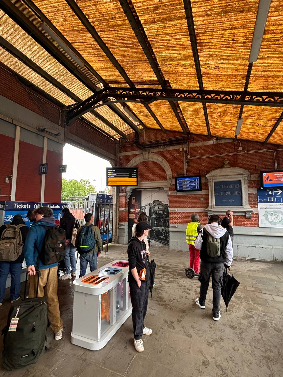 The Etterbeek station concourse, with the FlatTurtle screen above the passage