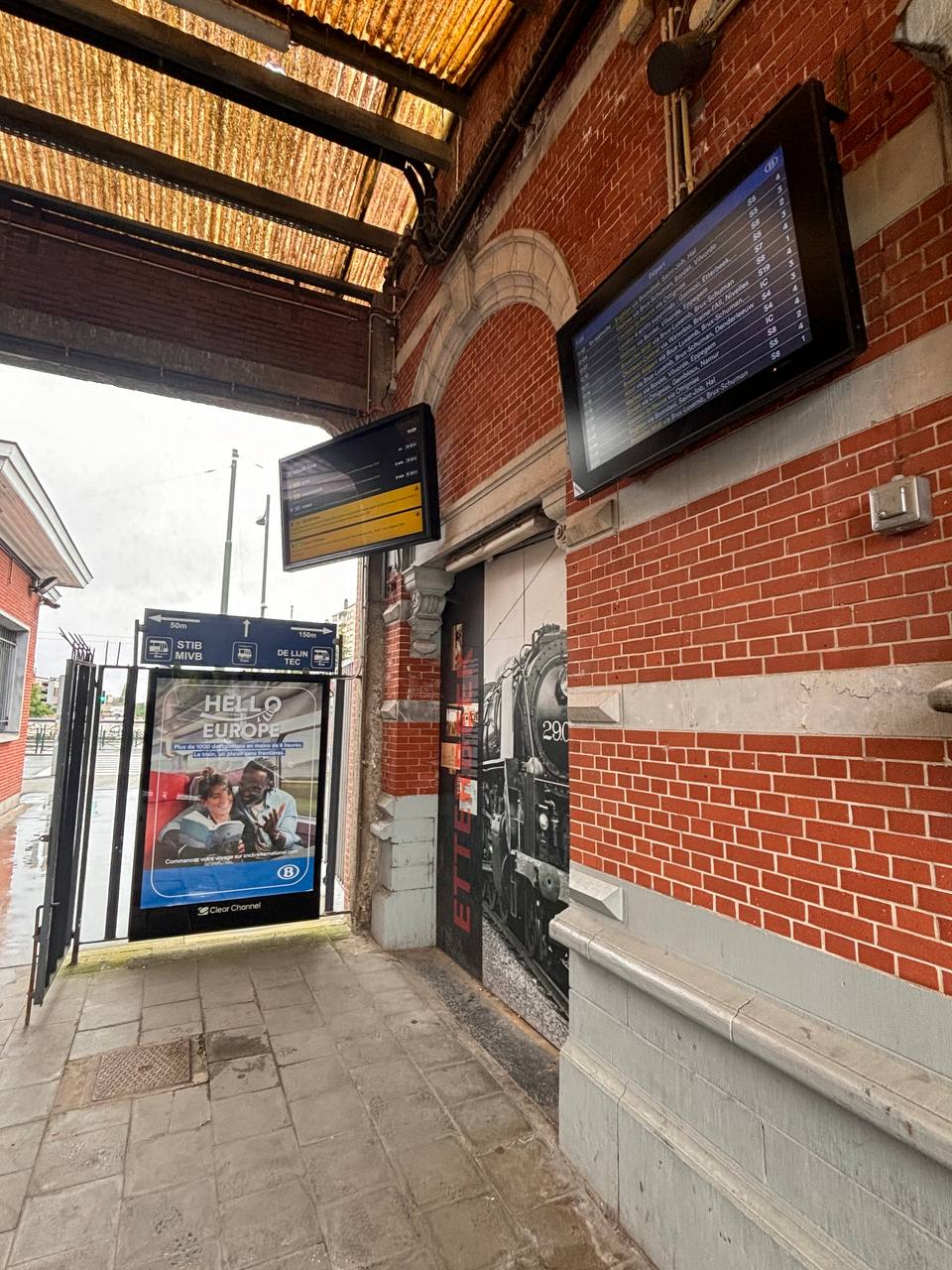 The FlatTurtle screen mounted beside the NMBS train departure boards
