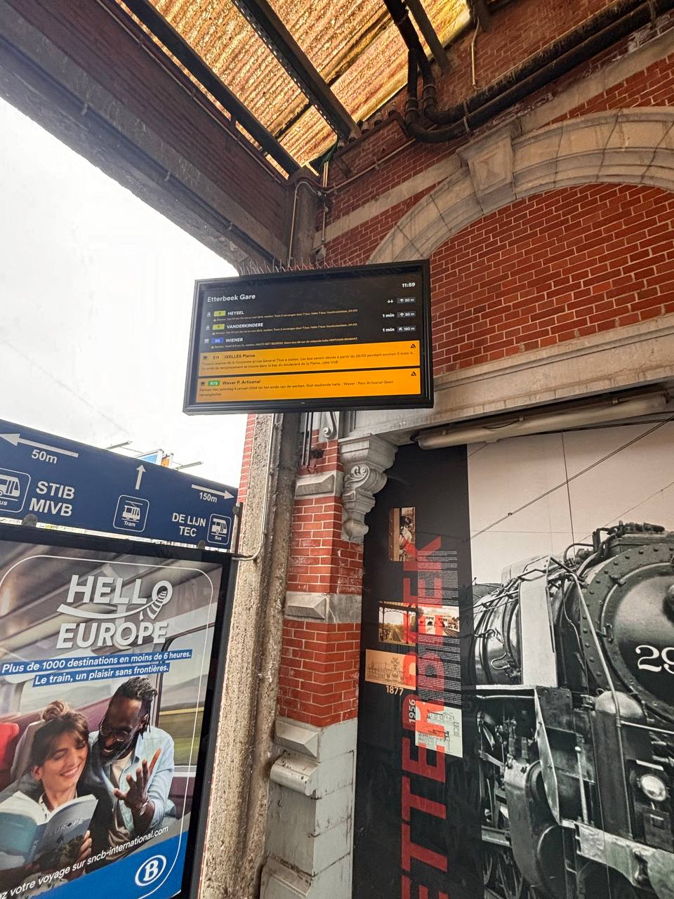 The screen in its outdoor casing, seen from the station entrance