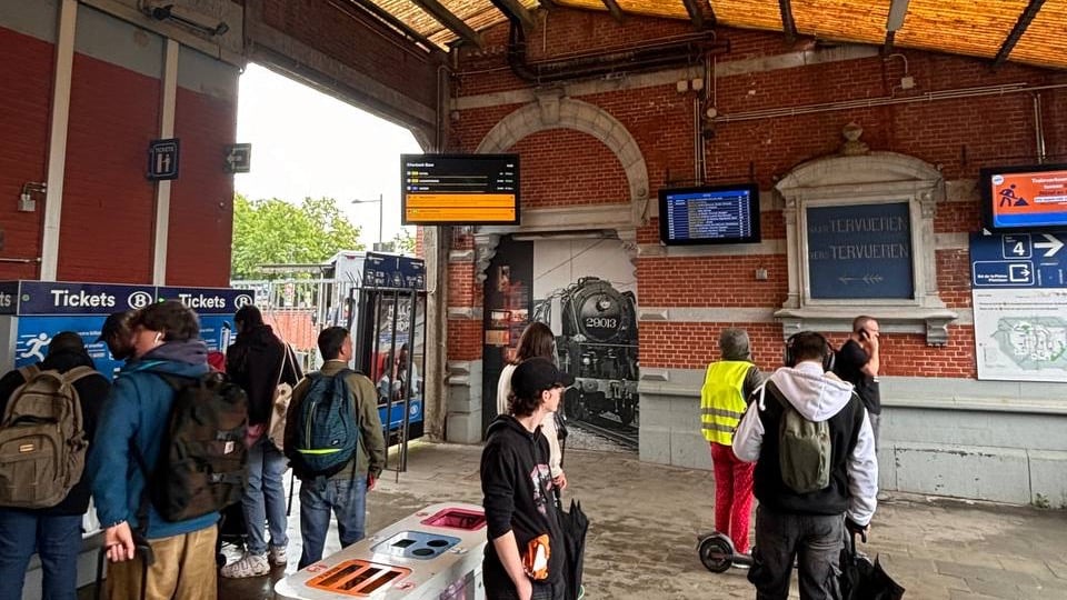 The FlatTurtle screen at Etterbeek station, above the passage to the platforms